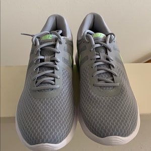 Brand new men’s Nike revolution 4 shoes